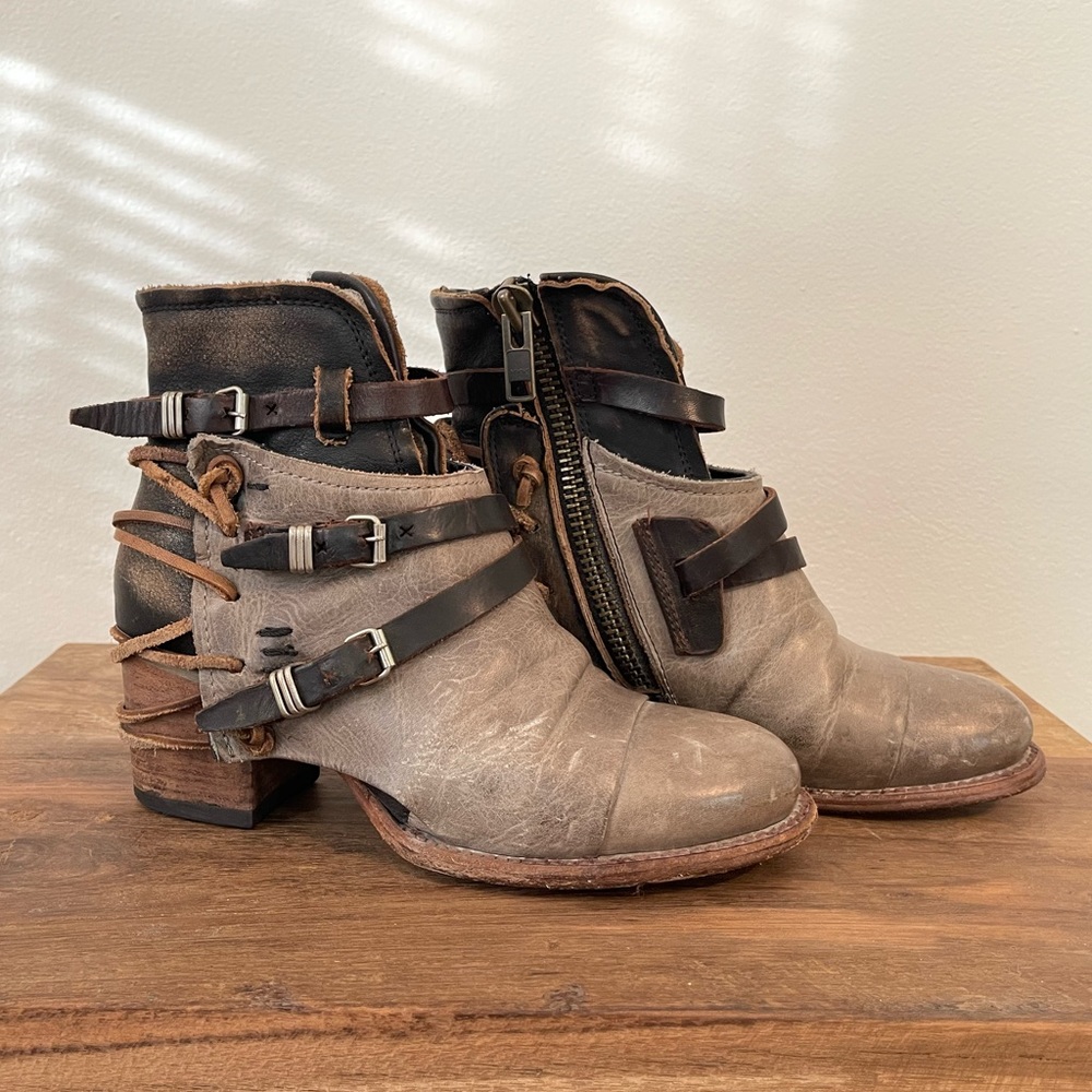 Freebird Crue Bootie in Grey Multi
